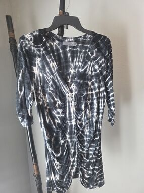 Nola Black and White Tie-Dye Ruched V-Neck Blouse